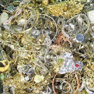 5lbs Bulk Vintage to Now Costume Wearable Jewelry Gold Silver Mix Tone Necklace